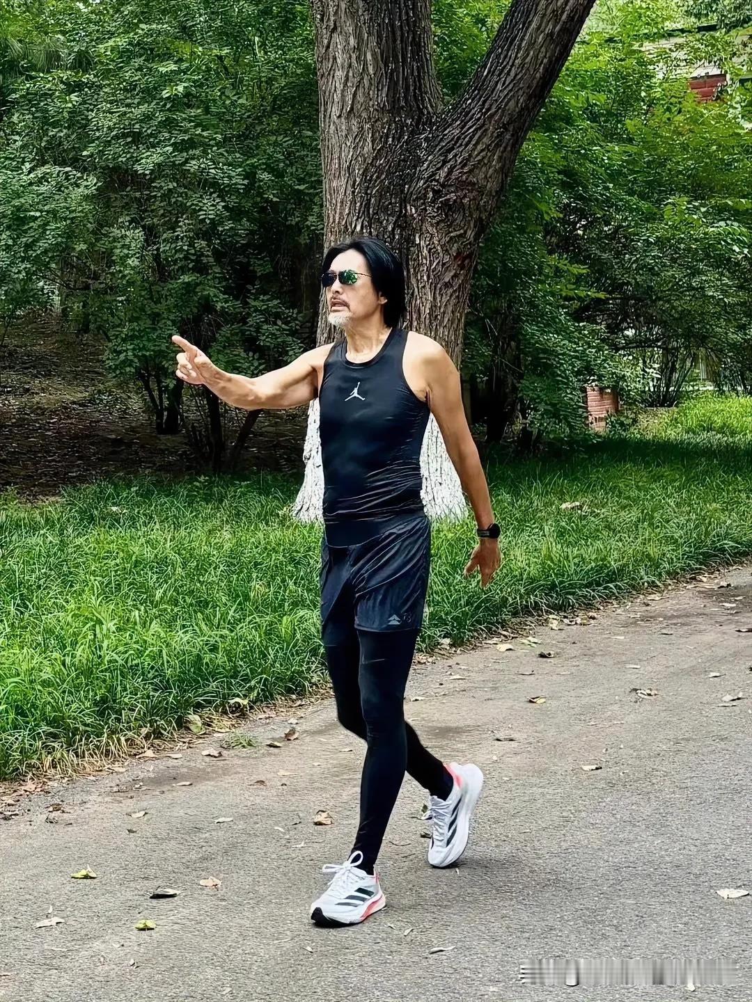 北京朝阳公园偶遇周润发晨跑