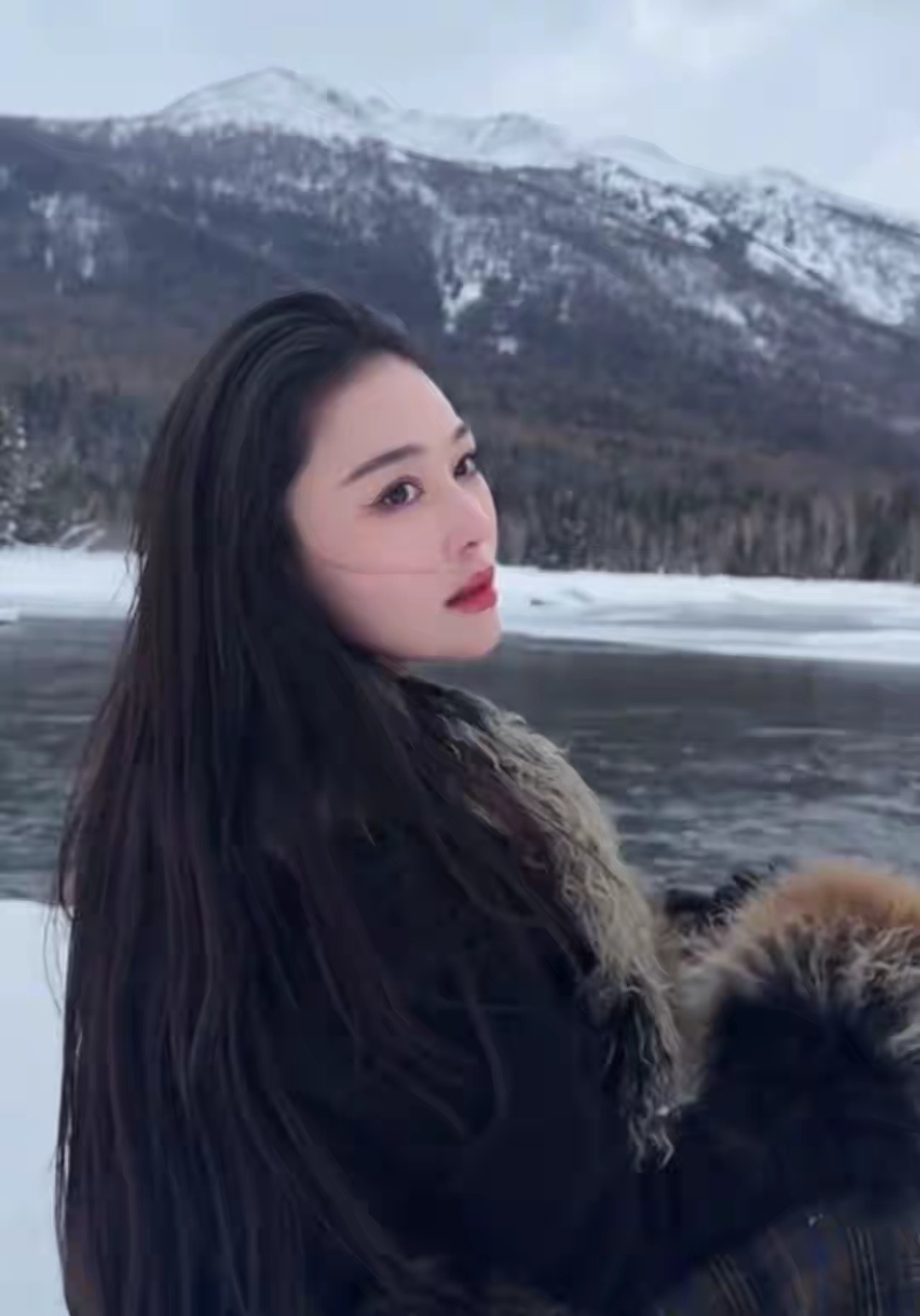 张馨予新疆度假，何捷为爱妻拍照沦陷在她美貌中，直夸老婆五官好 