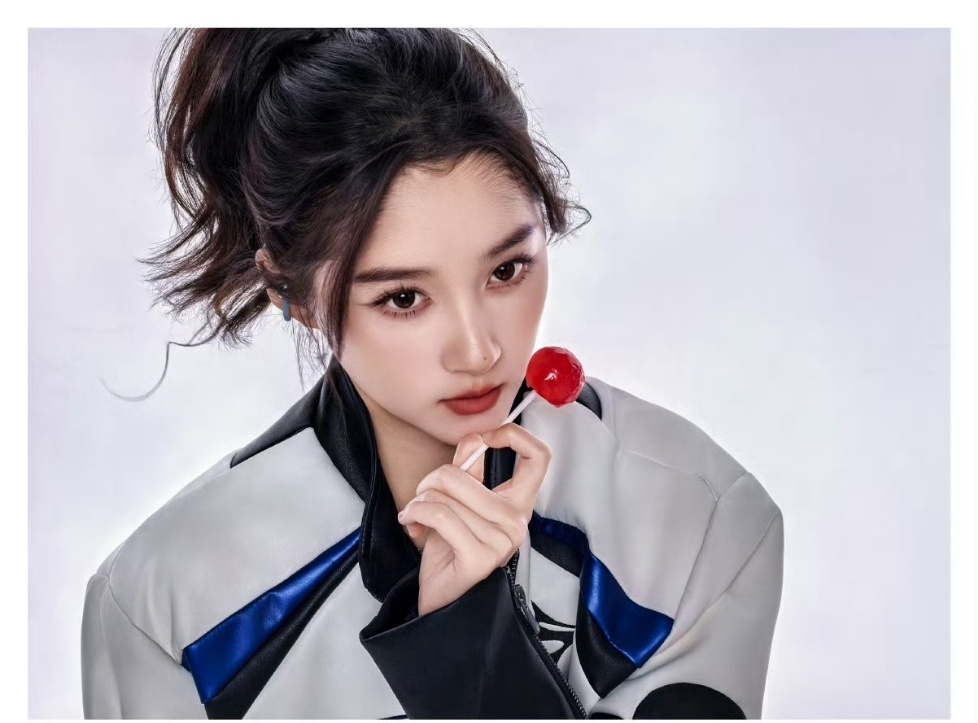 关晓彤关晓彤潮酷风 关晓彤找到适合自己的风格了，潮酷风的晓彤也太美了，眼神也好带