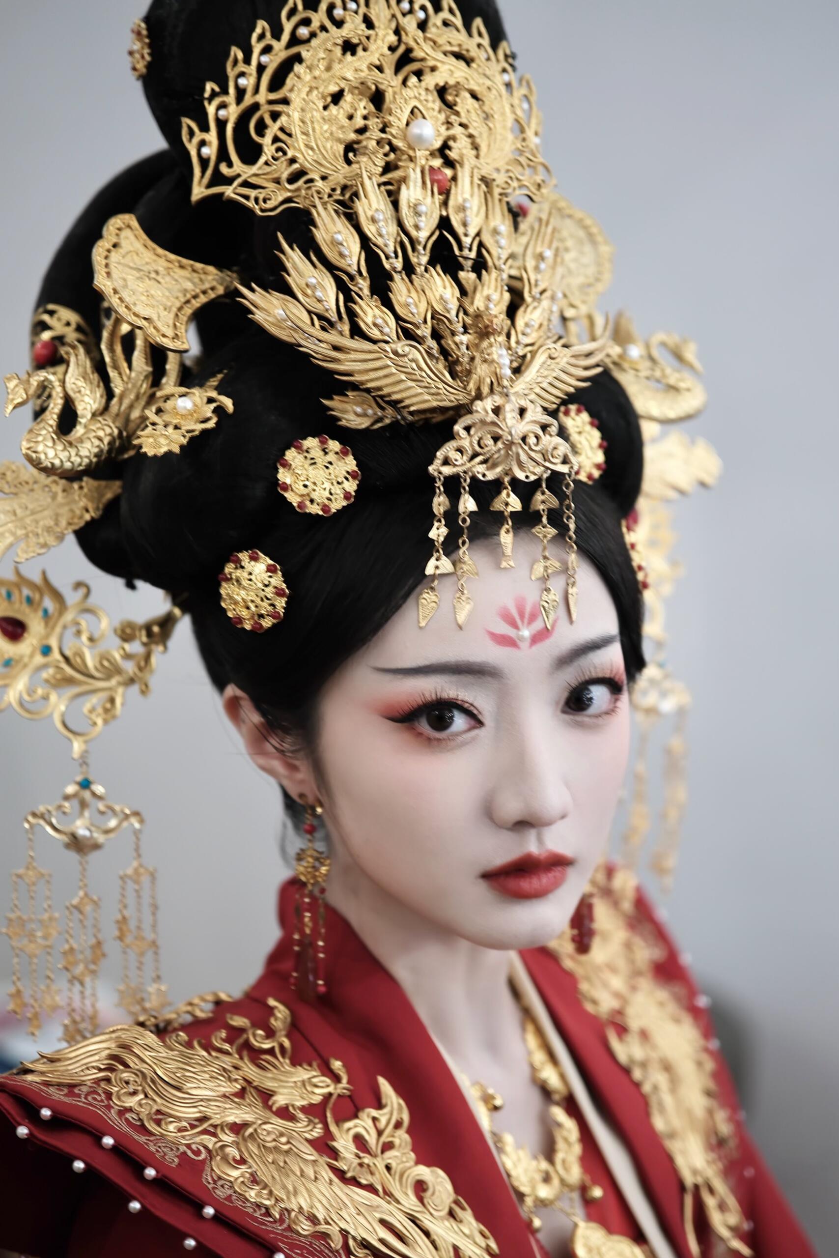 看了黄羿这两张盛世天下女帝篇大婚照谁不说一句天选。。。完全大青衣脸，平台剧方翻拍