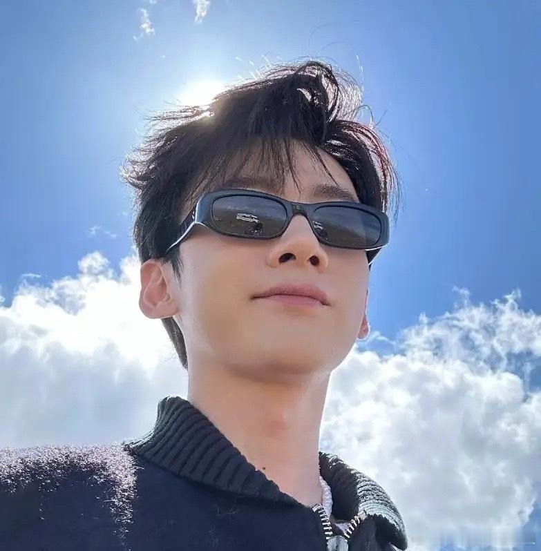 白敬亭，冲上热搜！4月8日，许久没有消息的白敬亭，突然冲上了热搜，这次不是因为宋