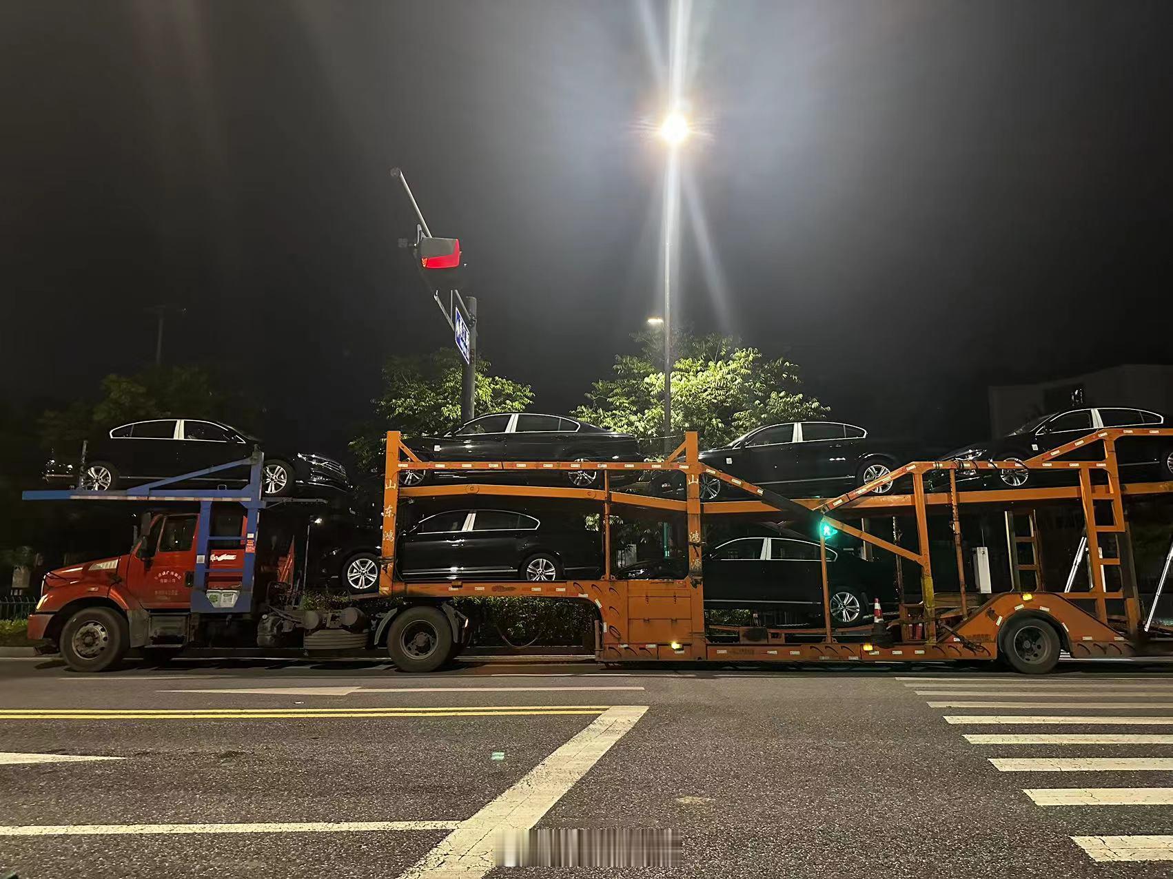 虽然24款大众迈腾已经上市，但4S店还是又进货了一批23款迈腾，看轮毂样式，应该
