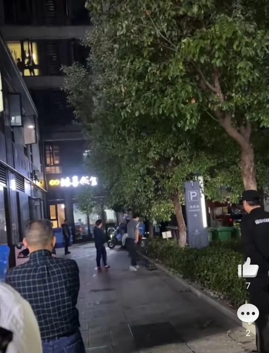 10月29日，浙江杭州。网友发布视频，一男子用酒瓶和砖头疯狂打砸一只狗，狗子惨叫