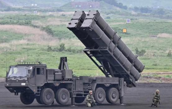 藏不住了，日本一改往日低调的做派，又是给军舰加装远程导弹，又是往小岛上部署重武器