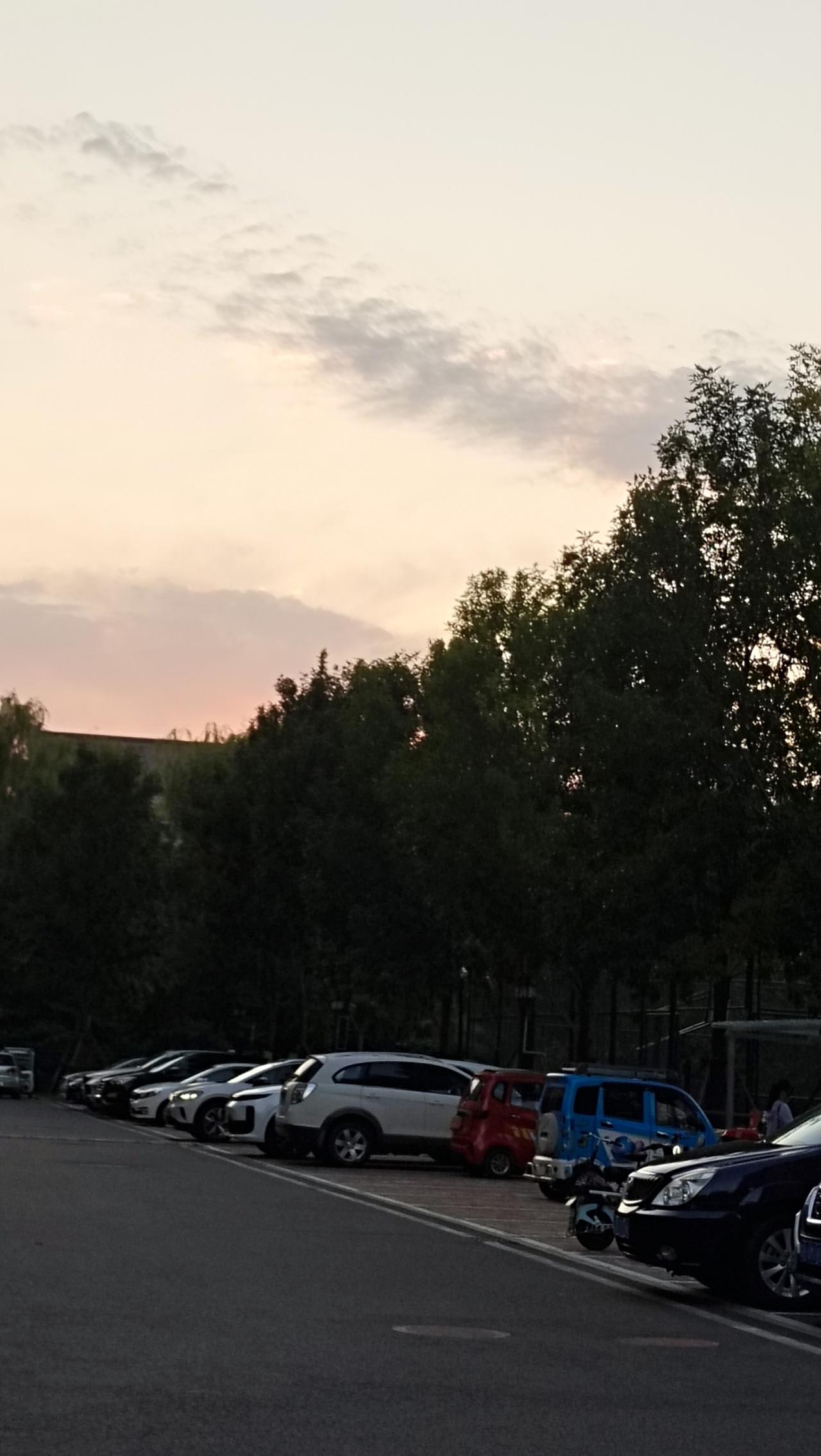 随手拍天空，拍的哪里是云与光，明明是日子里没说出口的小情绪。
 
可能是上班赶地