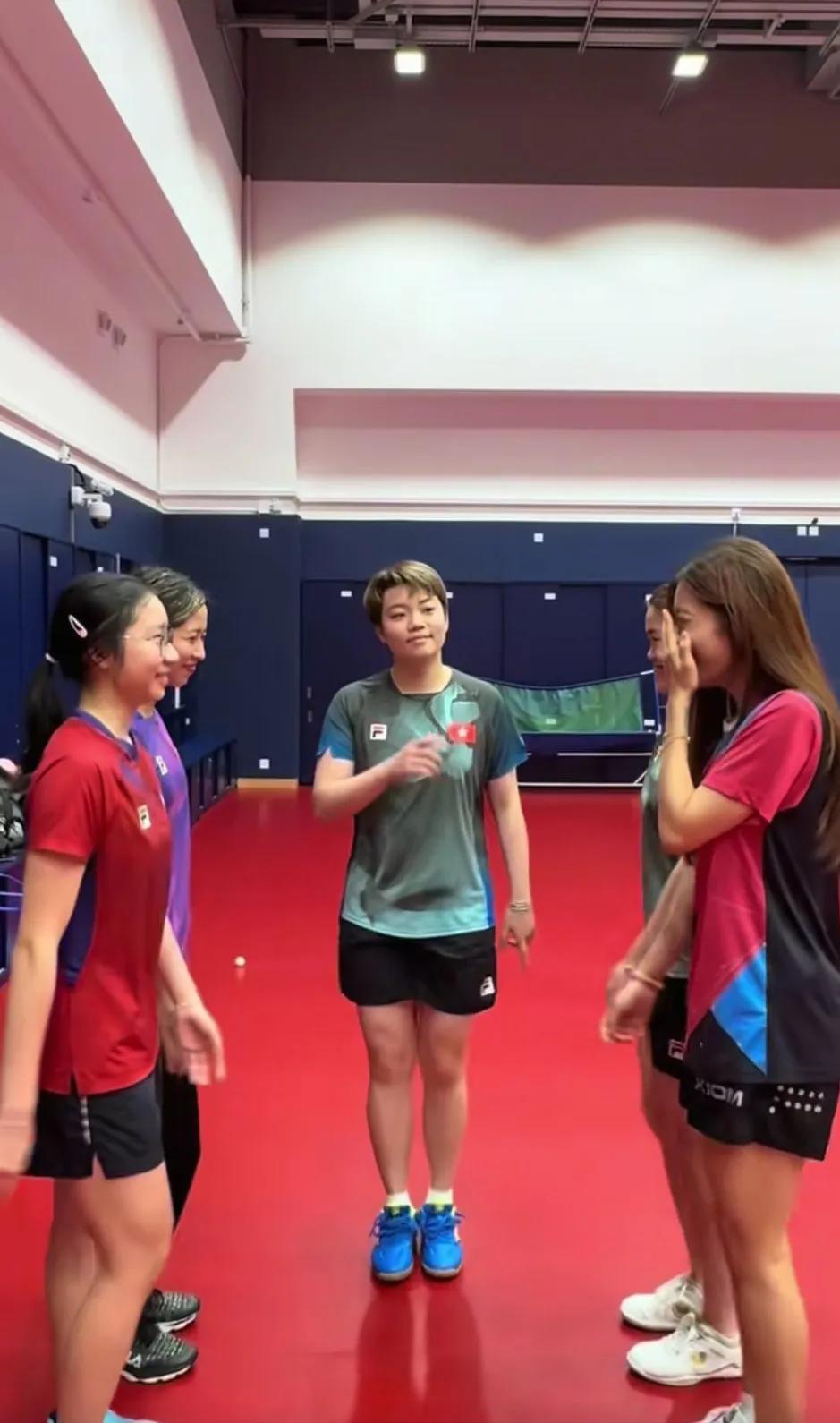杜姐，你们拍了多少次才练出这么收敛的微笑呀[赞]
嘟嘟你自信放光芒 旁边四位姐姐