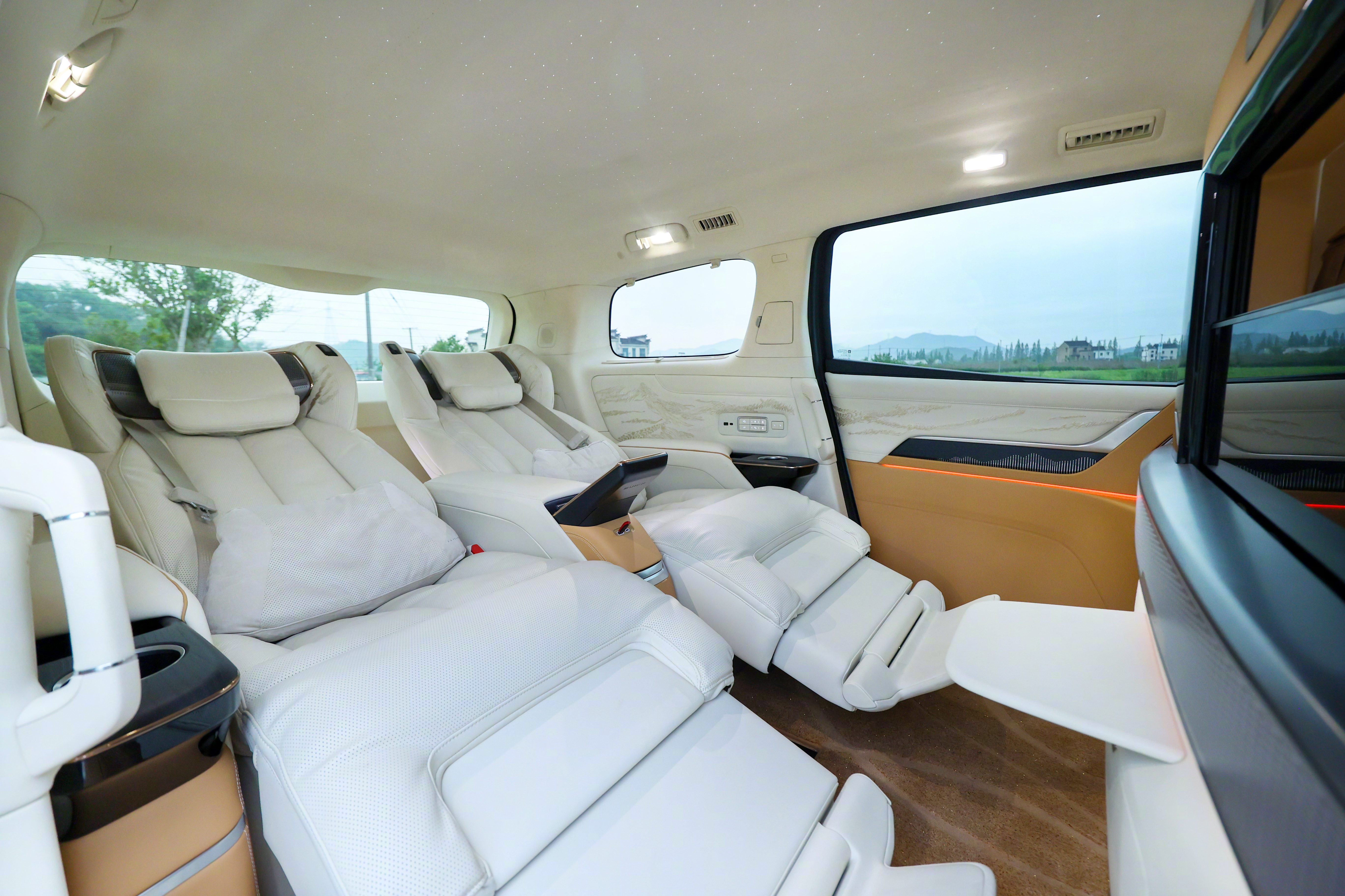 新别克GL8世纪上市：7座53.99万4座69.99万外观微调，四座版加了32英