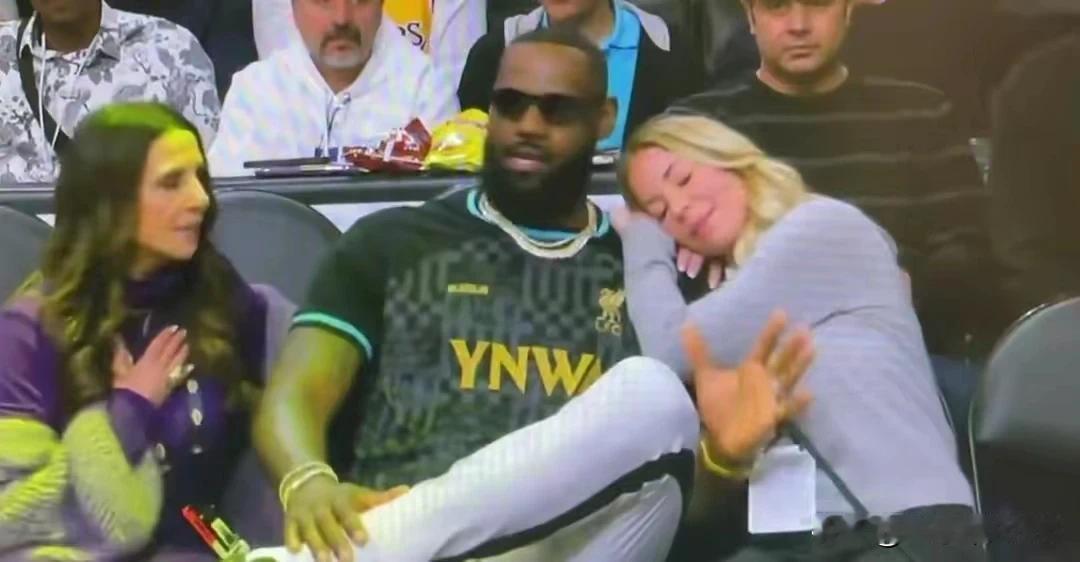 谁是老板，谁是打工仔？
詹姆斯身边的2个女人都是谁？