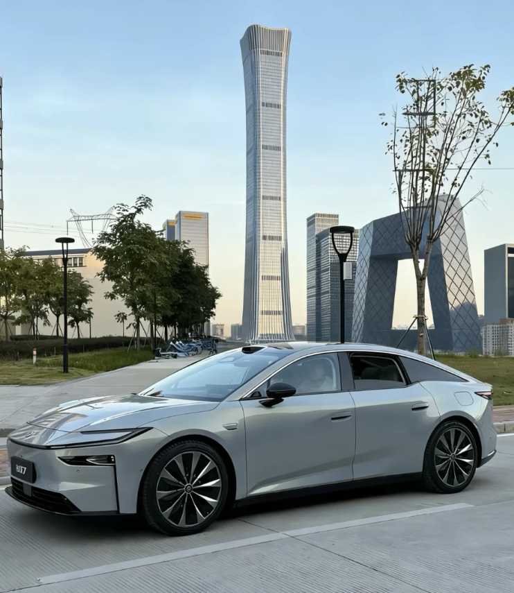 广汽丰田上硬菜！铂智7预售15.68万起，全系标配华为鸿蒙座舱5.0+Momen