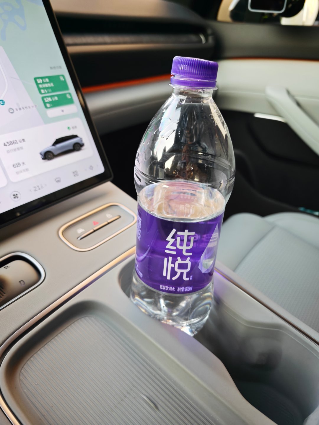 服务区买了瓶800ml的水，然后只能硬塞进中间的杯架，门板上的杯架是放不了的。同