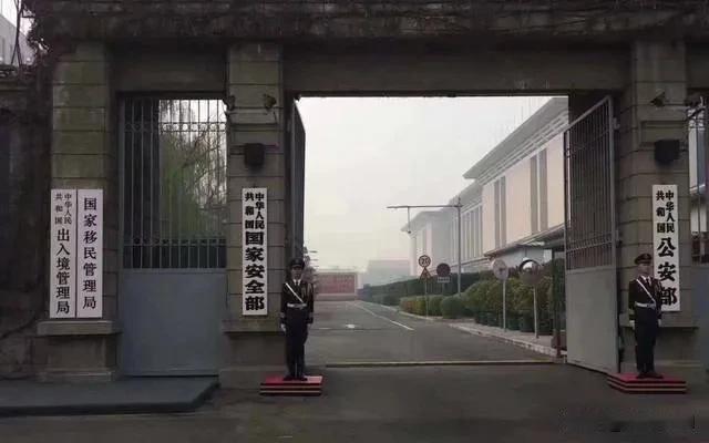 中国有很多富豪赚了钱就偷偷移民美国了，张艺谋去了美国的旧金山，姚明去了美国的休斯