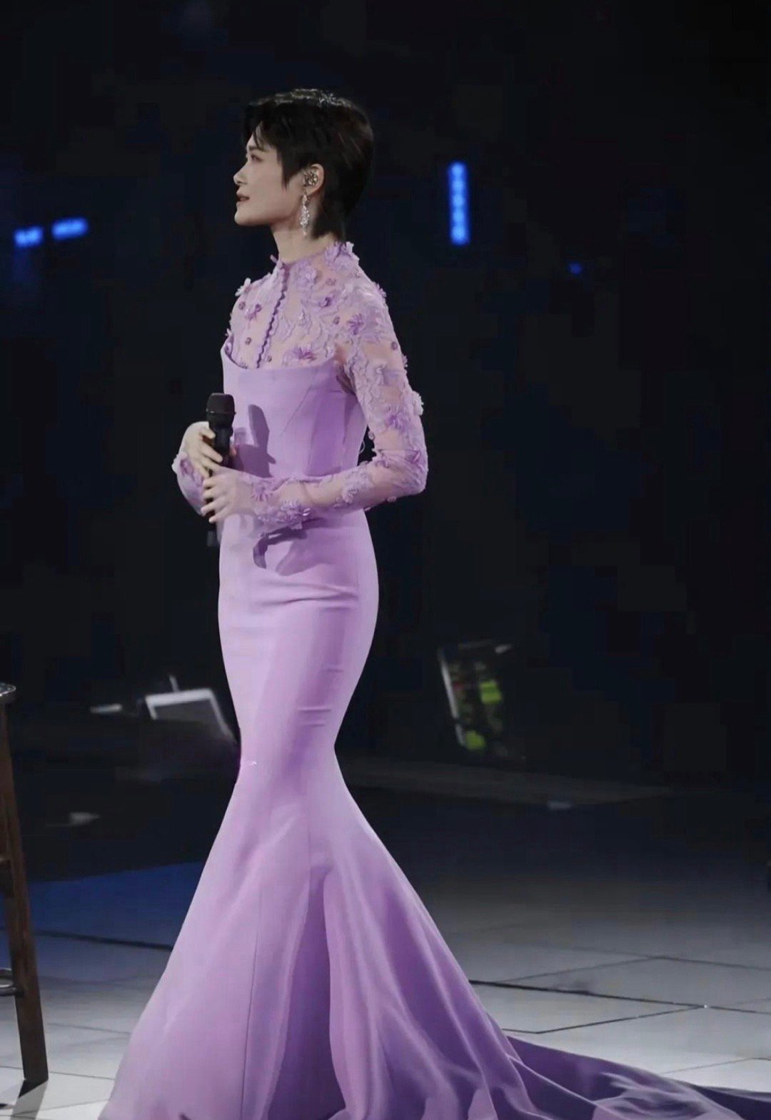 活久见了，第一次看到李宇春穿裙子 