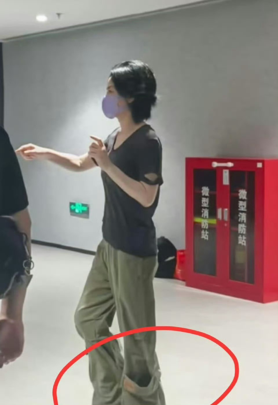 网友偶遇王菲陪谢霆锋看演出，基础破洞T恤看着简约，真的好甜啊 