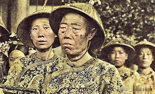 1966年，北京发现了太监李莲英的墓。当专家打开棺椁想要移开李莲英的尸体时，却被