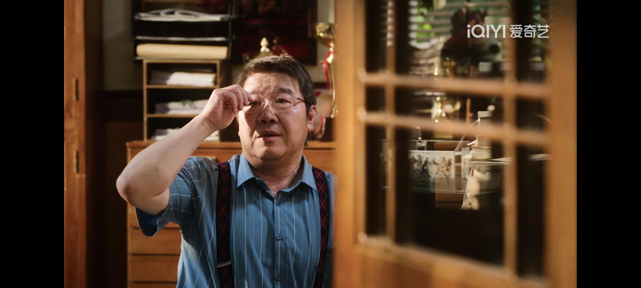 英达也出来了，郑晓龙的这部剧，感觉很像《编辑部的故事》《我爱我家》。每两集一个故