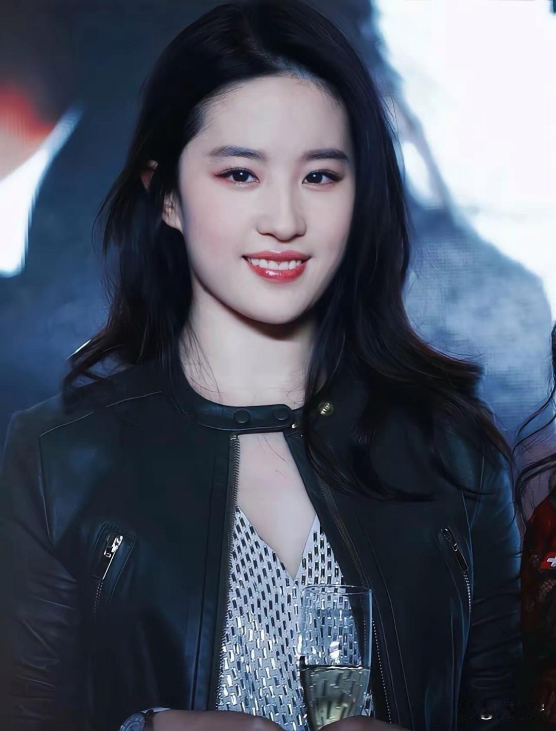 刘亦菲也太适配皮衣了，又飒又美，满是潇洒肆意的氛围感 