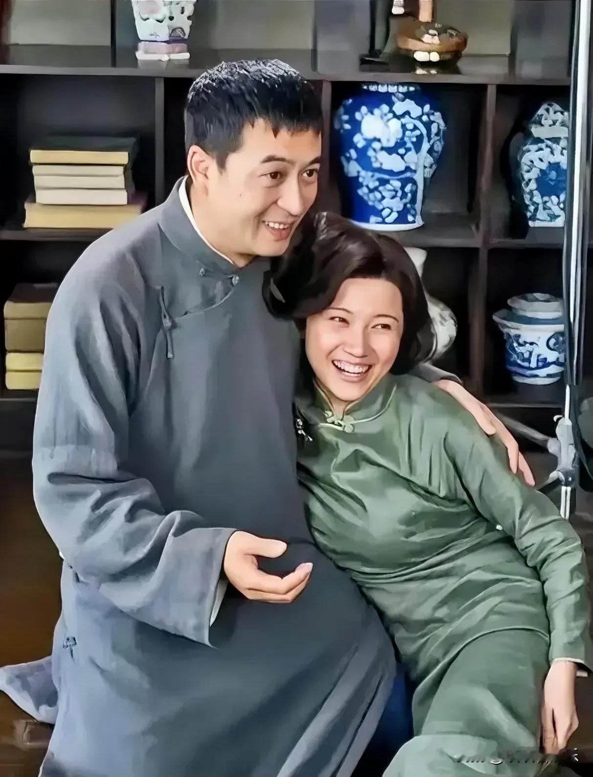 张嘉译身旁的短发美女是谁呢？看过她扮演的剧《借枪》演技炸裂，虽然长相普通气质独特