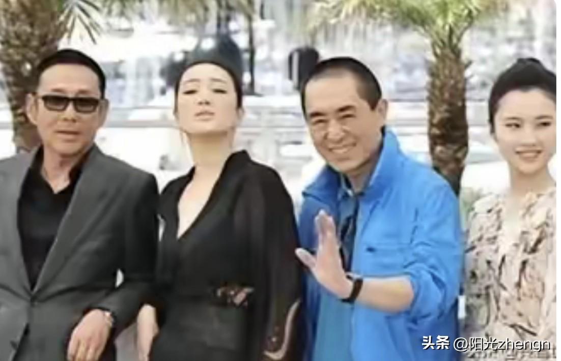 照片里，陈道明、张艺谋和张慧雯三人都是平视镜头，就巩俐把脸抬得老高，一副谁都不放