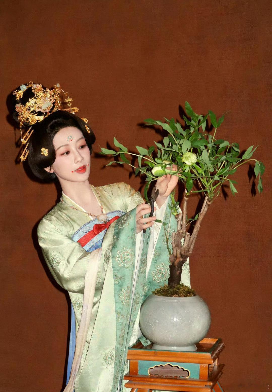 杨紫国色芳华海报花絮照 杨紫国色芳华海报花絮照，妆造都在我审美点上，杨紫完全就长