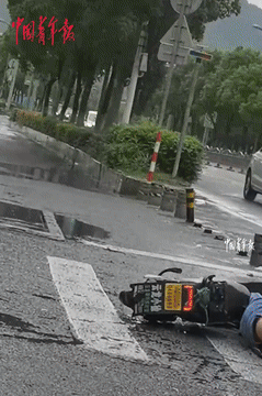 看哭了！浙江宁波，一女子在家中打扫卫生时，隐约间听到窗外有人在哭喊，好像是在喊爸
