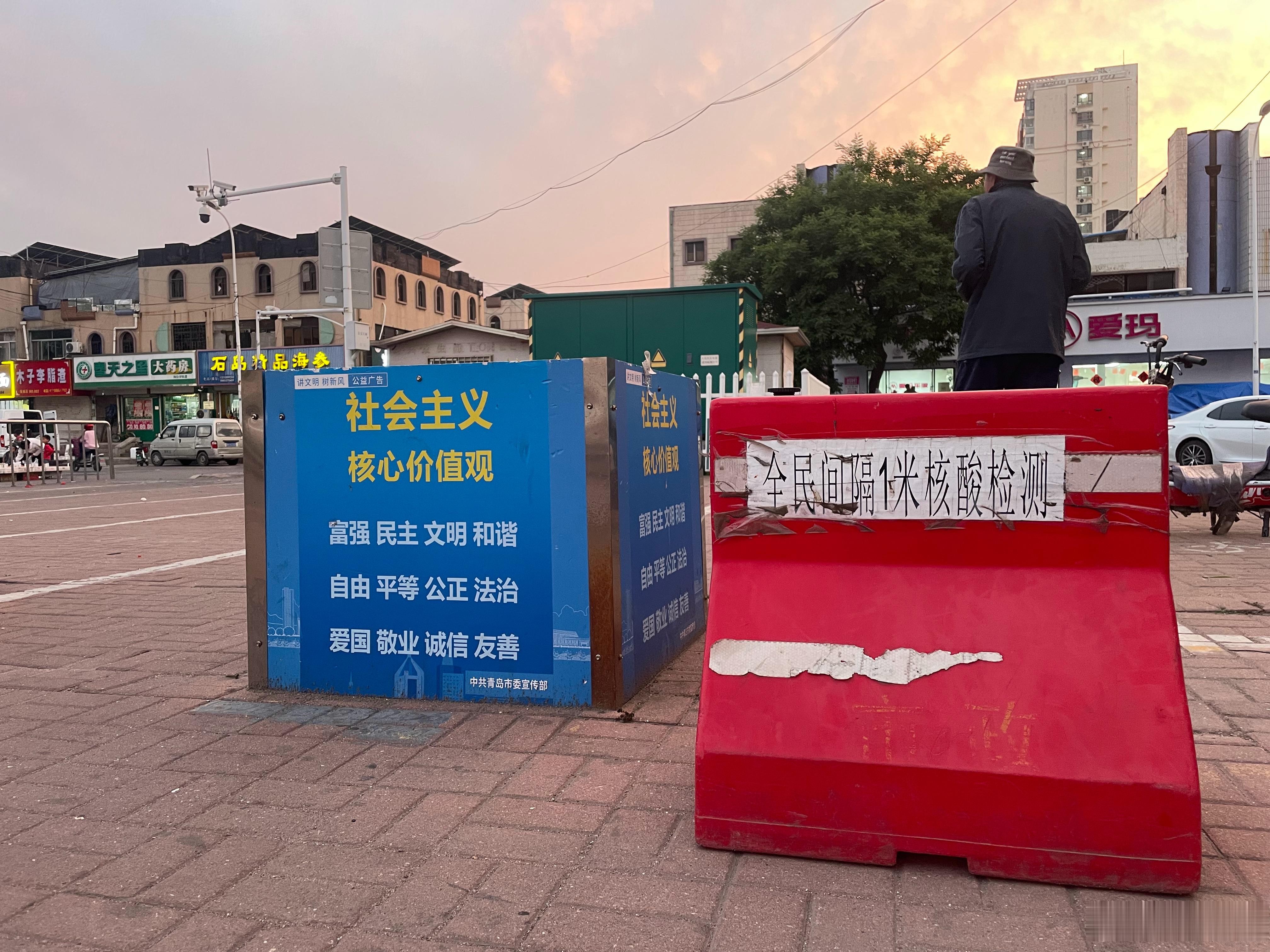 台风巴威又睁眼了该来的总会来的，不该来的不影响明天搬砖！！！做好预防工作，该吃吃