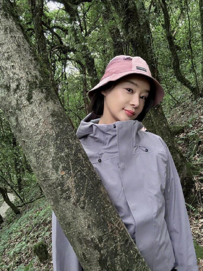 袁姗姗登山被蚂蝗爬小腿袁姗姗穿三层裤子登山 晒出登山照后，有网友提醒她要小心蛇虫
