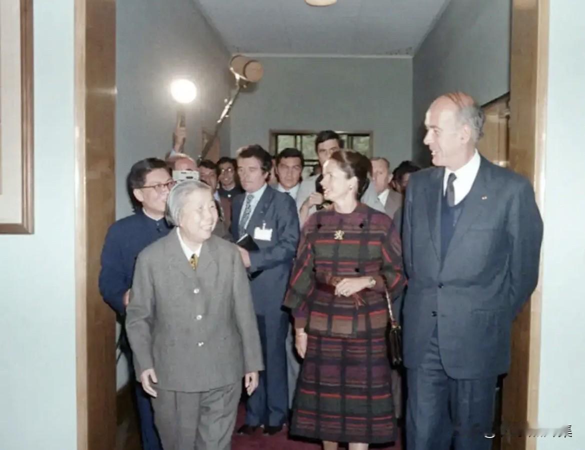 1980年10月15日，时任全国人大常委会副委员长邓颖超在钓鱼台国宾馆迎接法国总