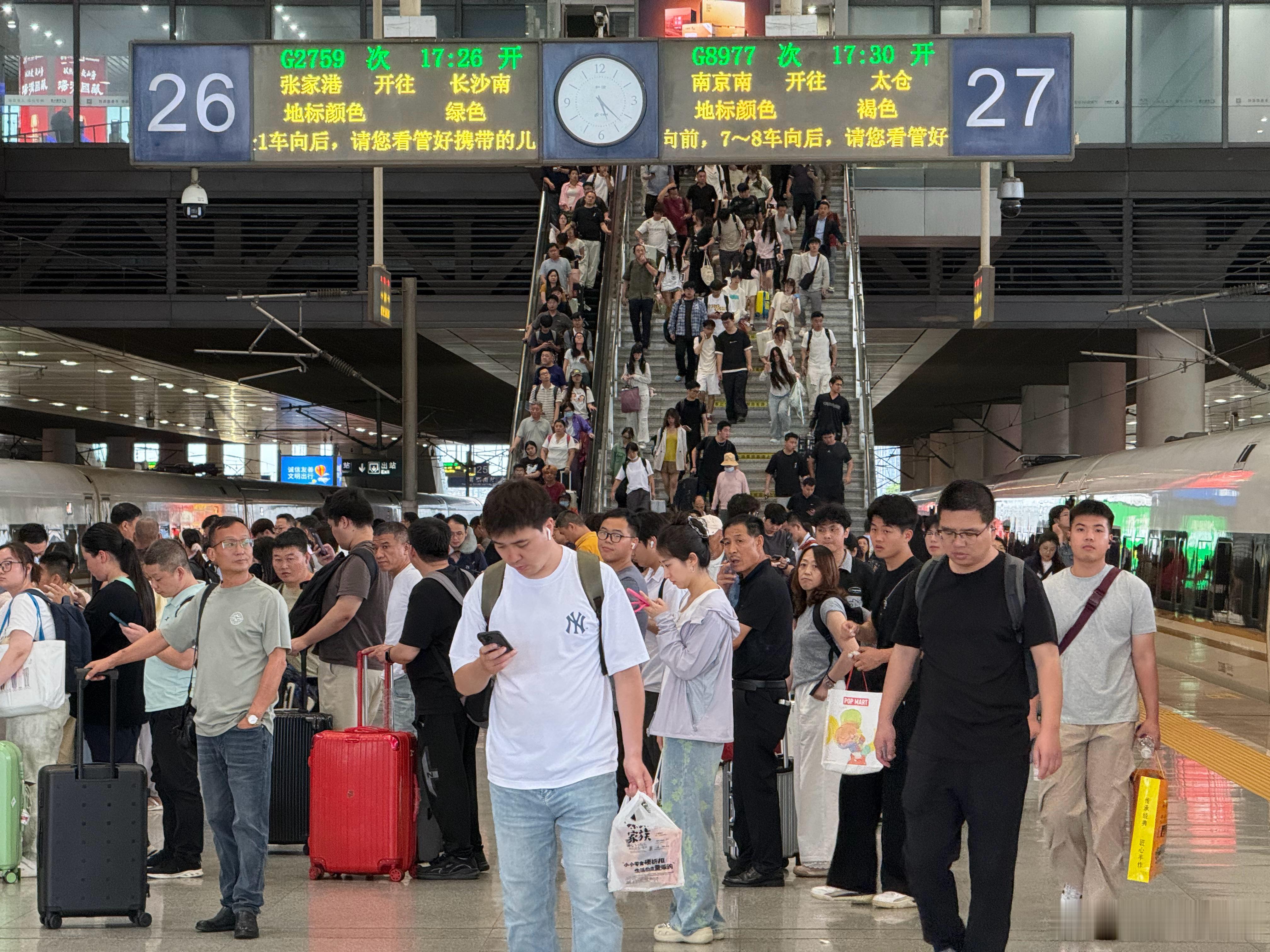 南京南站，站台上等待上车的旅客。 南京·南京南站