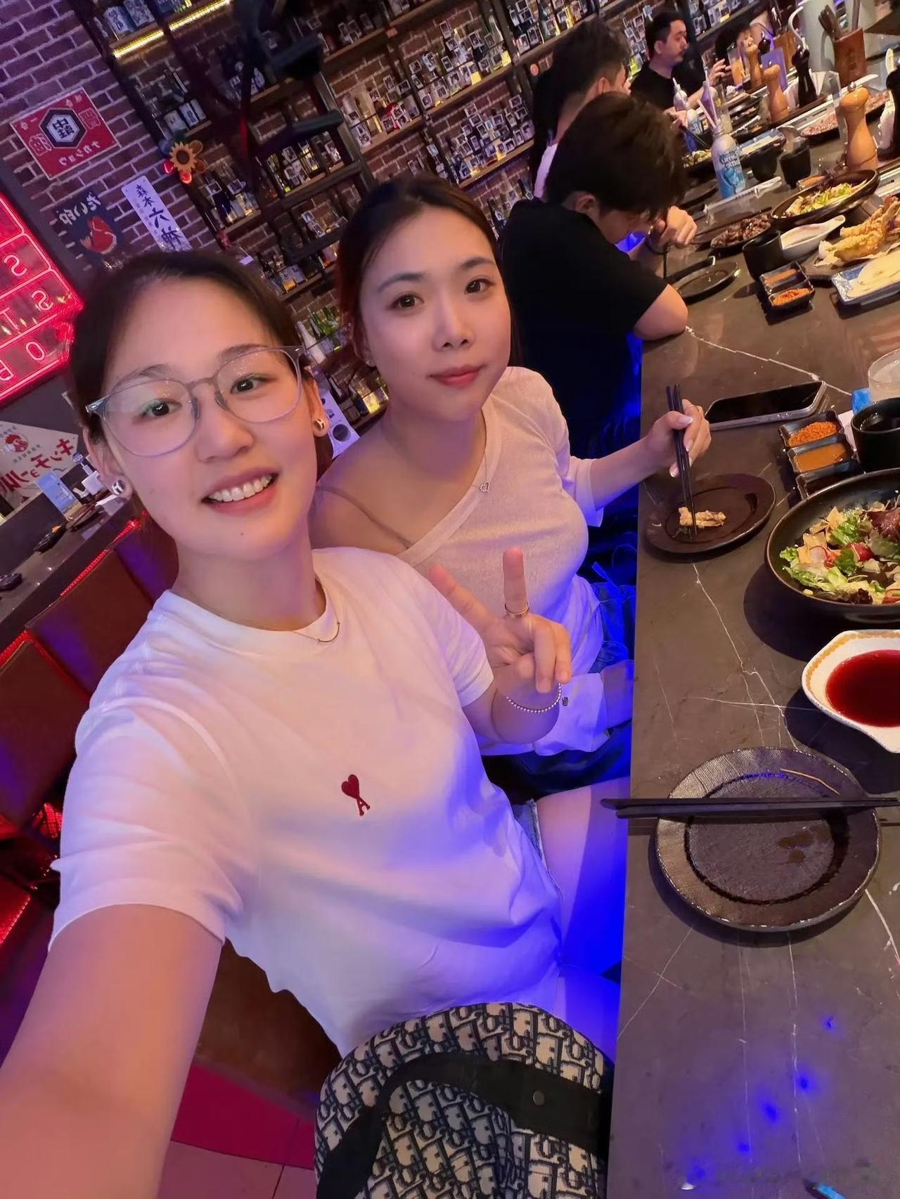 8月23日肖瑶茜和齐菲在北京聚会，两人吃的很精致也很不错，两人聚一起其实很多网友