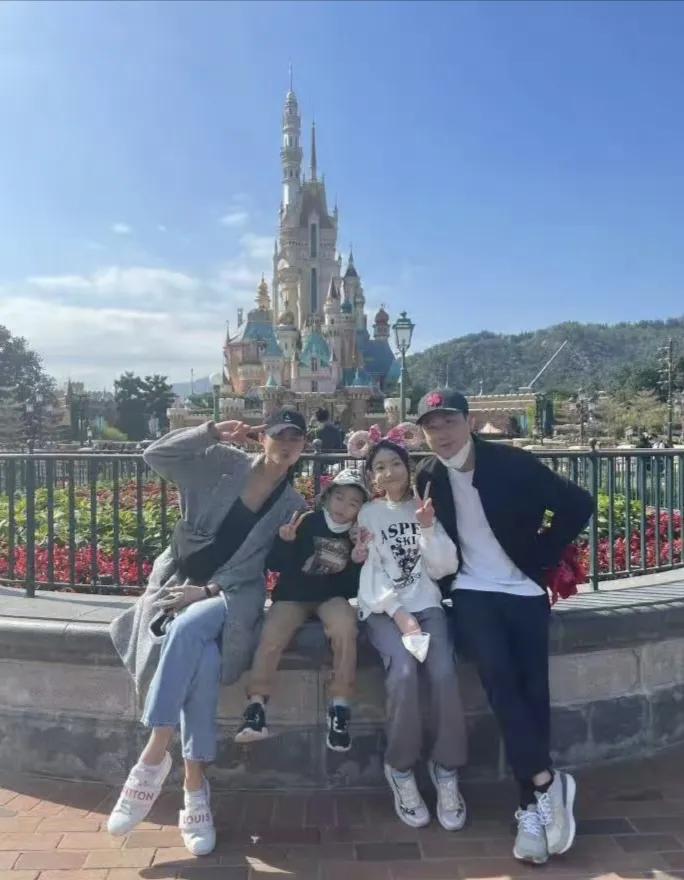 李小鹏一家去看巴黎奥运会，全家搞得和去走秀一样。作为运动员的李小鹏很让人喜欢，但