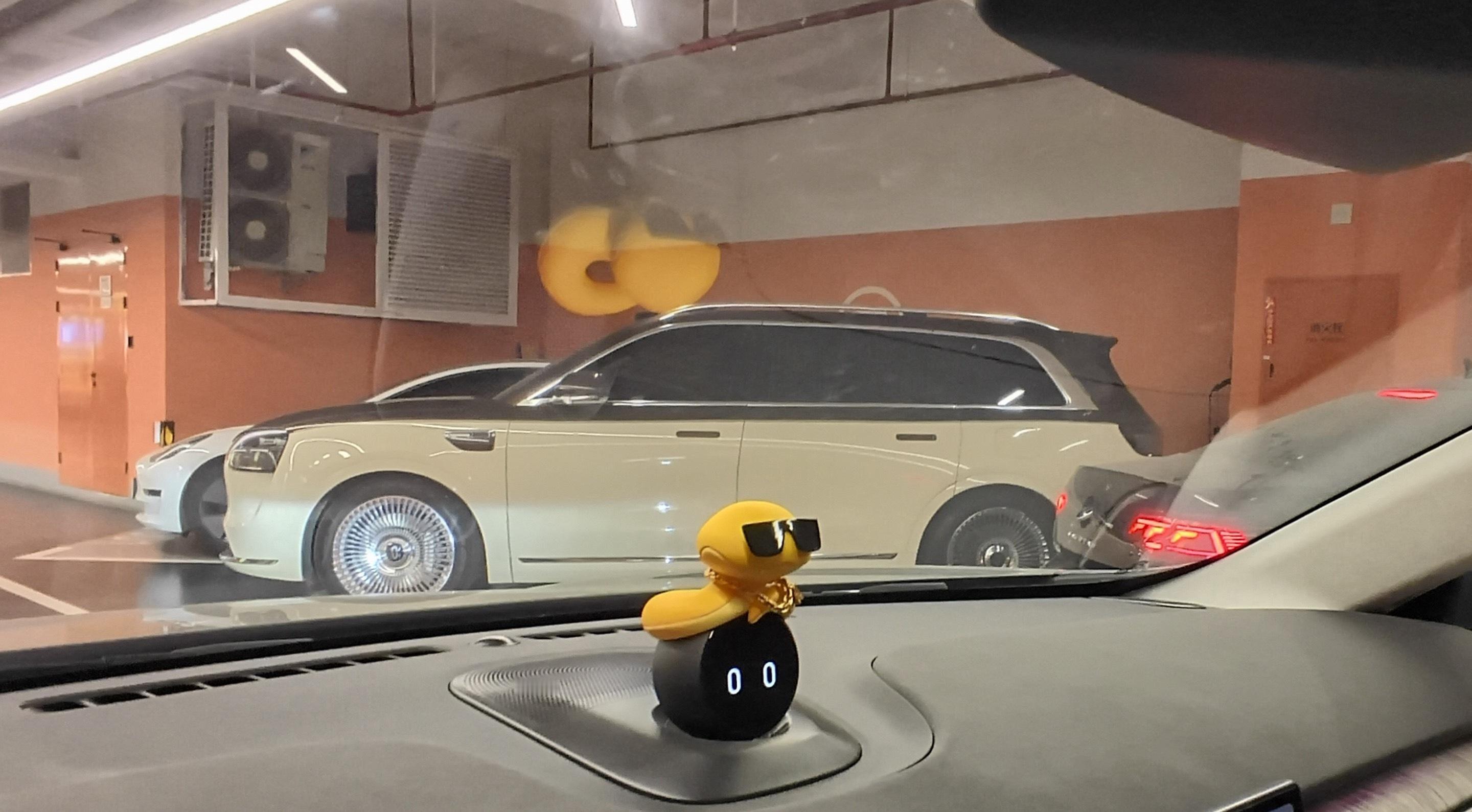 在正大广场吃饭，停车的时候看到一台极其尊贵的问界M9，赶紧用 livis ai 