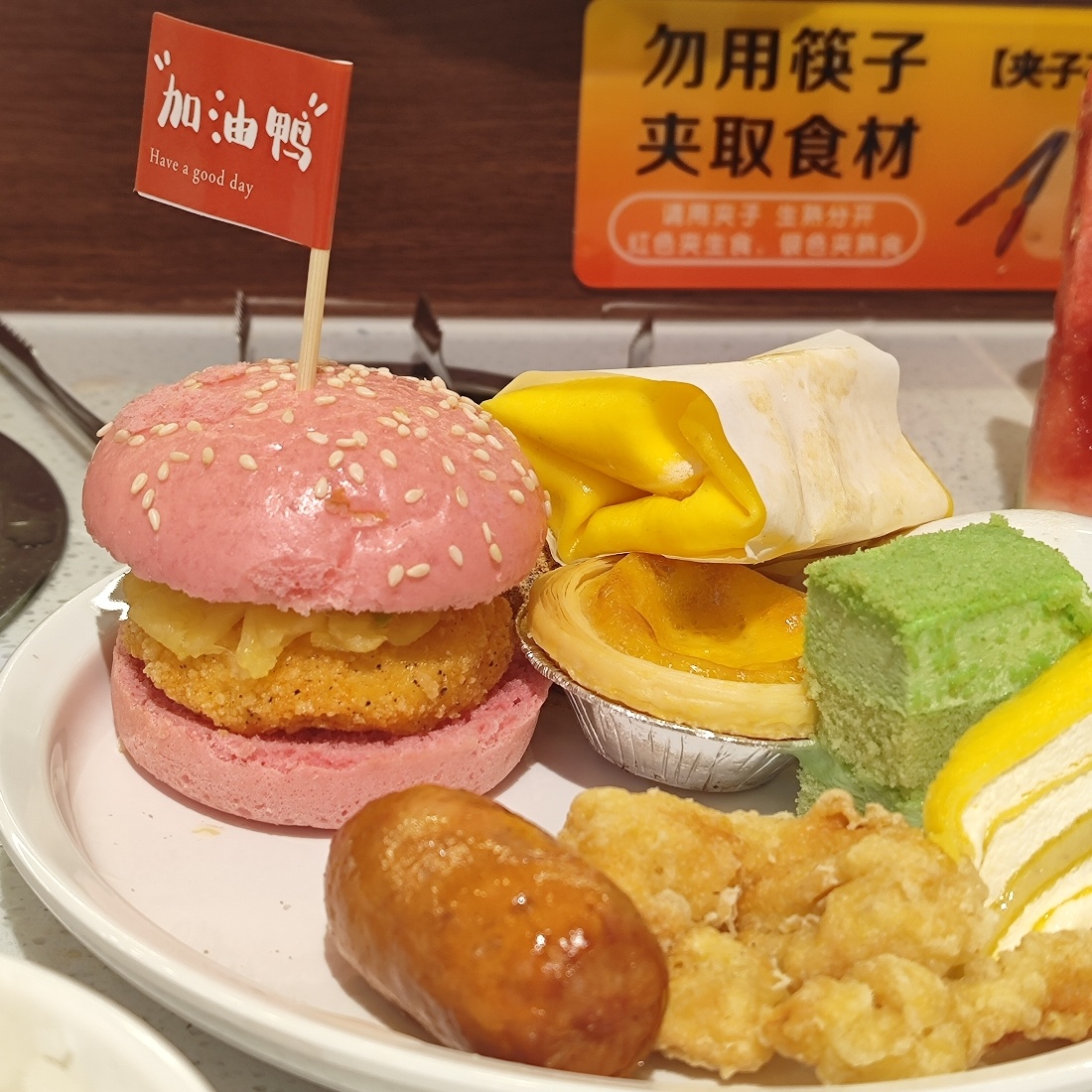 终于知道自助小火锅限时的原因了其实根本吃不到两个小时，甜品又多，肉又闲 