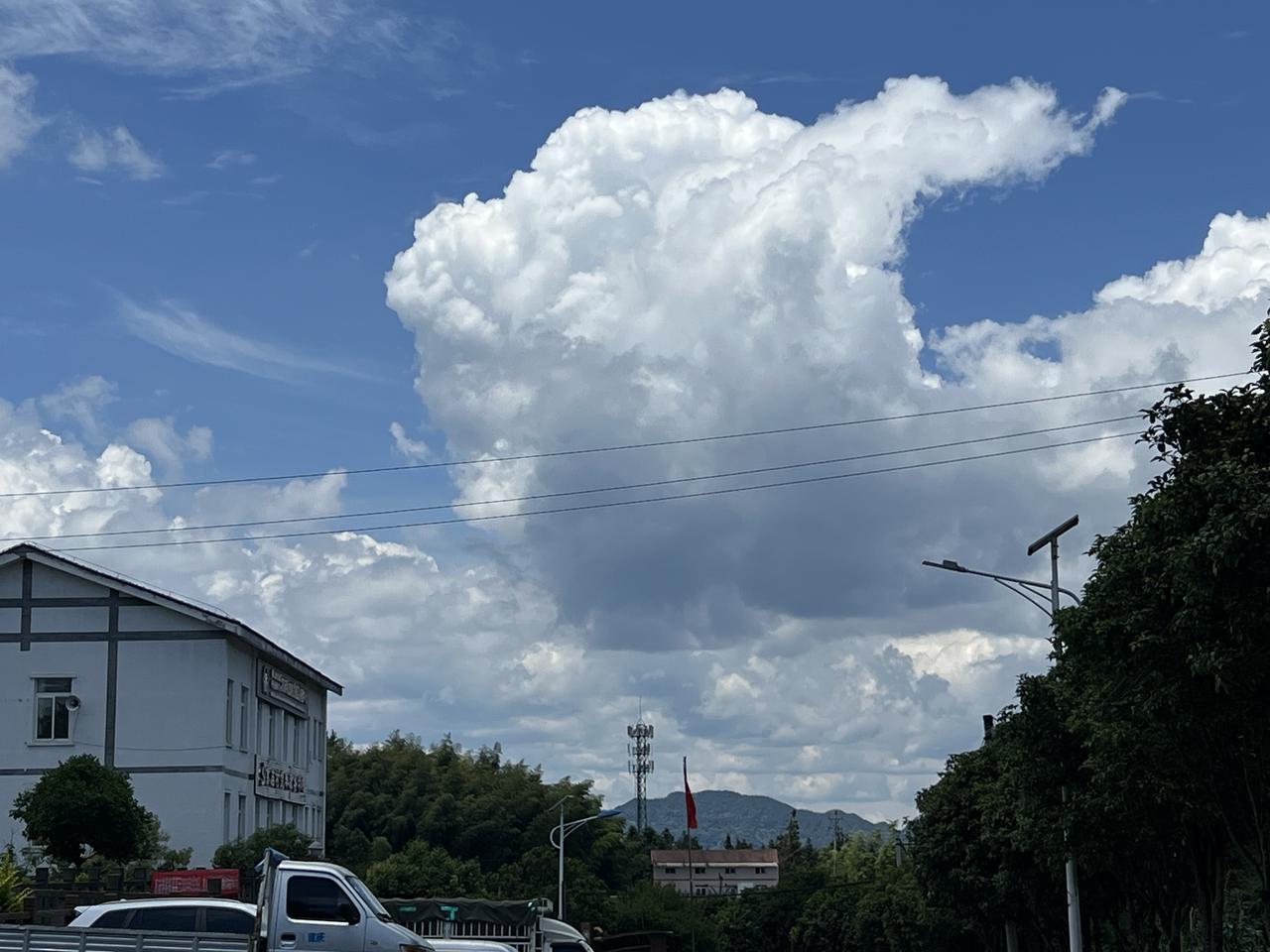 幸福是一个复杂且主观的体验，通常不取决于单一因素，而是多个维度的动态组合。从心理