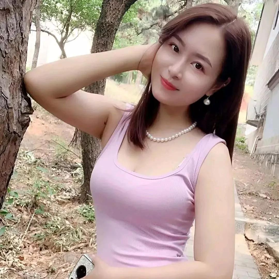 户外清新自拍，粉紫色上衣搭配珍珠项链，优雅迷人！