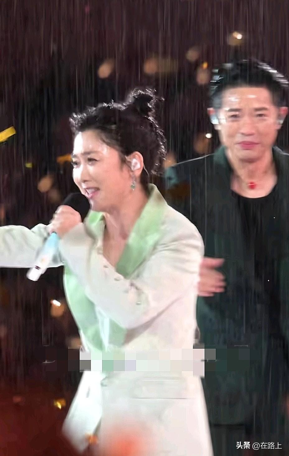 你敢信？厦门暴雨没浇跑观众，反而让凤凰传奇唱出了今年最燃名场面！
   都说演唱