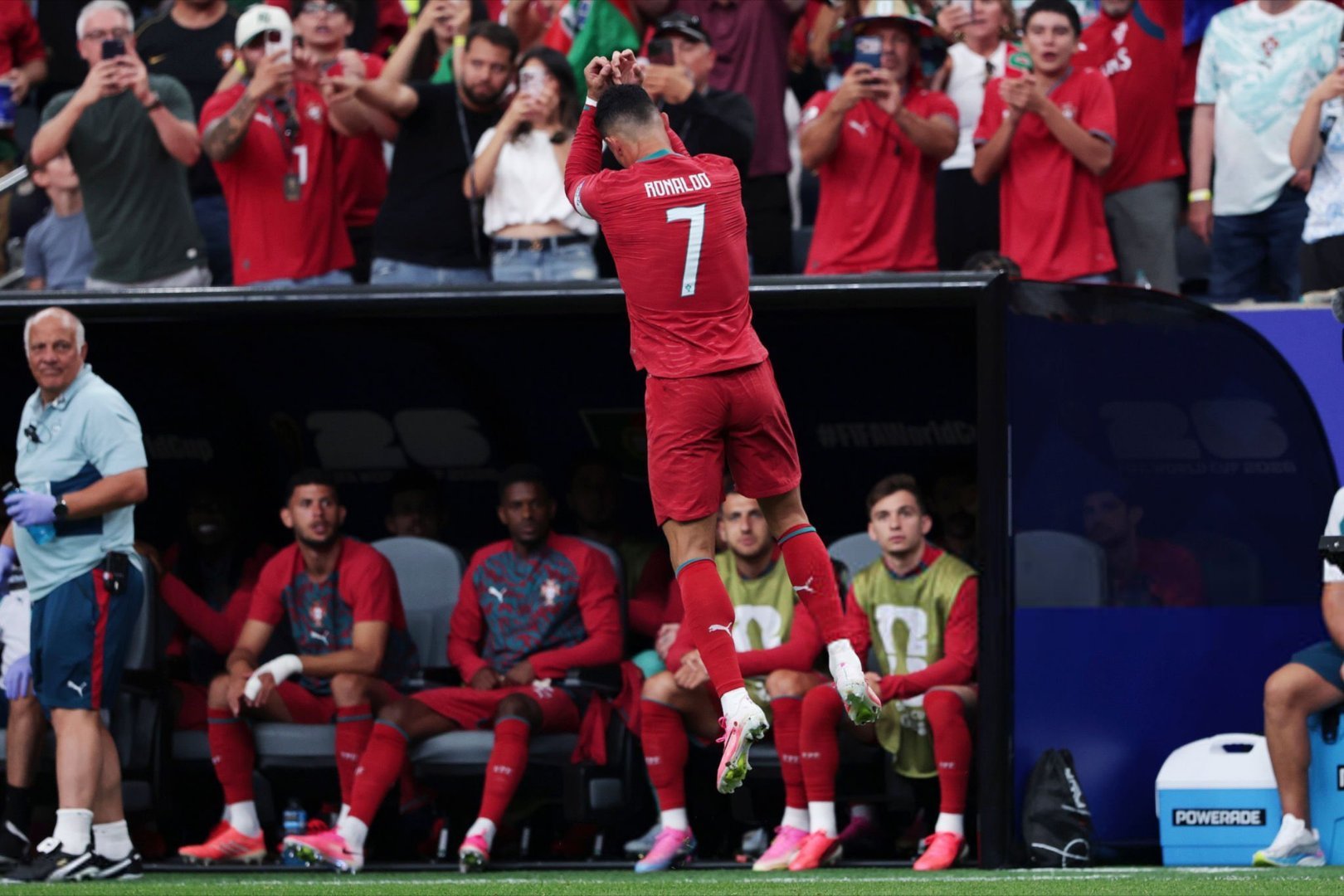 🚨🇵🇹 克里斯蒂亚诺·罗纳尔多：“有人说我该退役了……但我依然在这里。”“