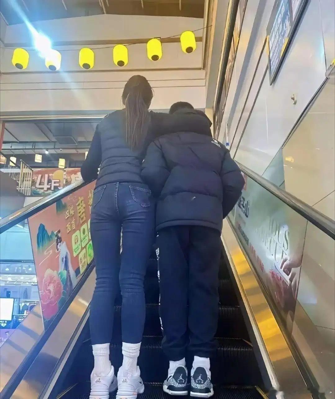 很好奇，这是儿子呢，还是老公？ 