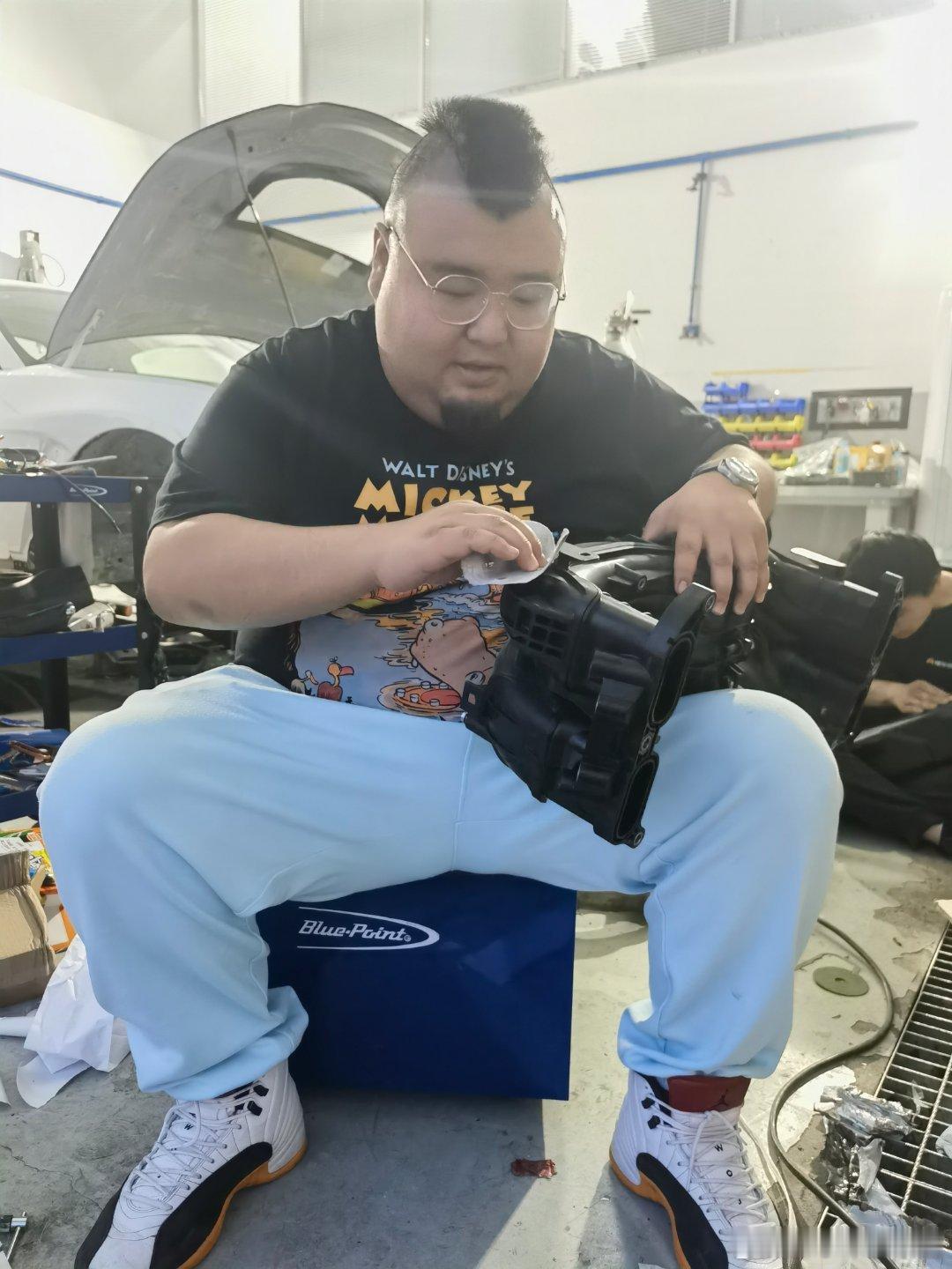 今天做匠人，打磨进气歧管，贴隔热，多有稍有点理解手工制作的车型为什么贵了做赛车就