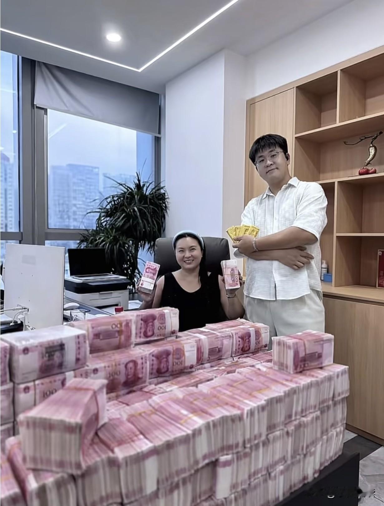 我身边的很多富豪朋友，他们现在都拼了命地把现金换成黄金，他们的道理很简单：纸币总