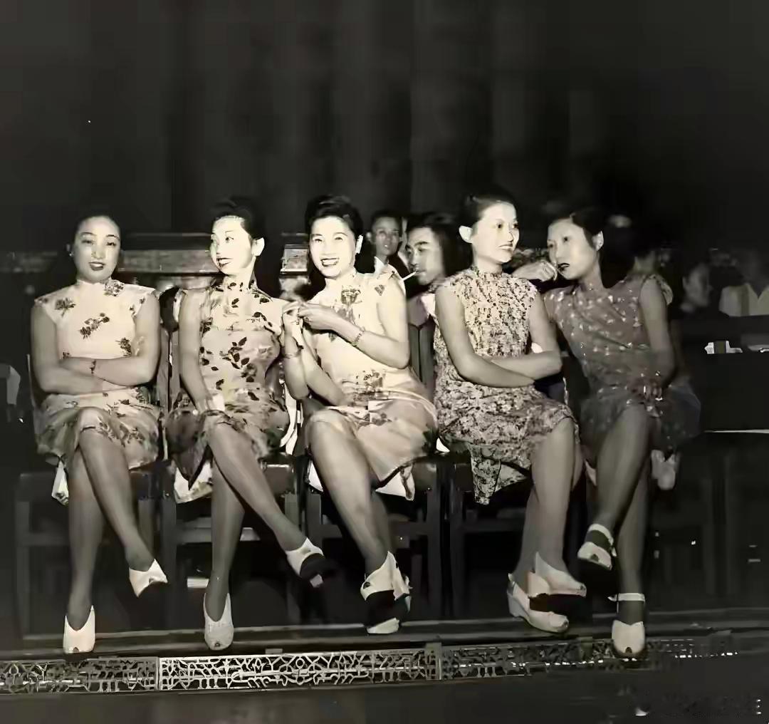 民国时期，五位百乐门舞女一起看表演时的合影，照片中几名美女各自穿着合身的旗袍，脚