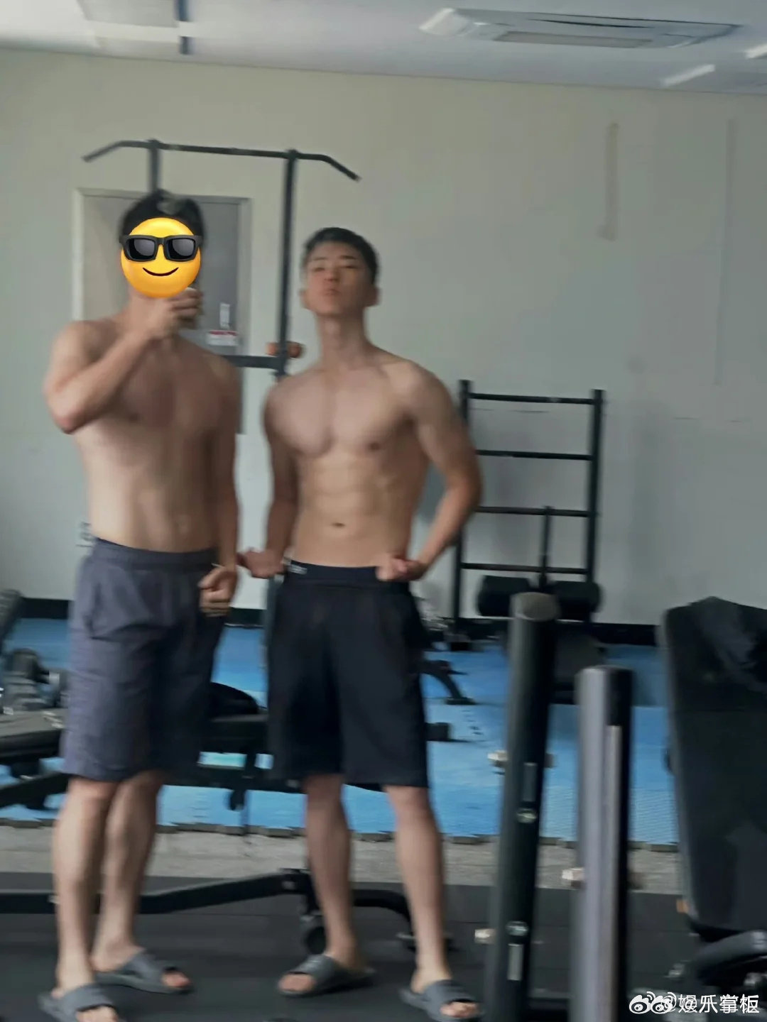 权顺荣腹肌像拿尺子量出来的 之前还开玩笑说腹肌去旅游了，结果队友ins晒图直接炸