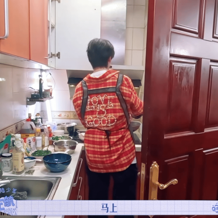 左航也太全面了吧。。居家好男人[来]#左航做饭# ​​​