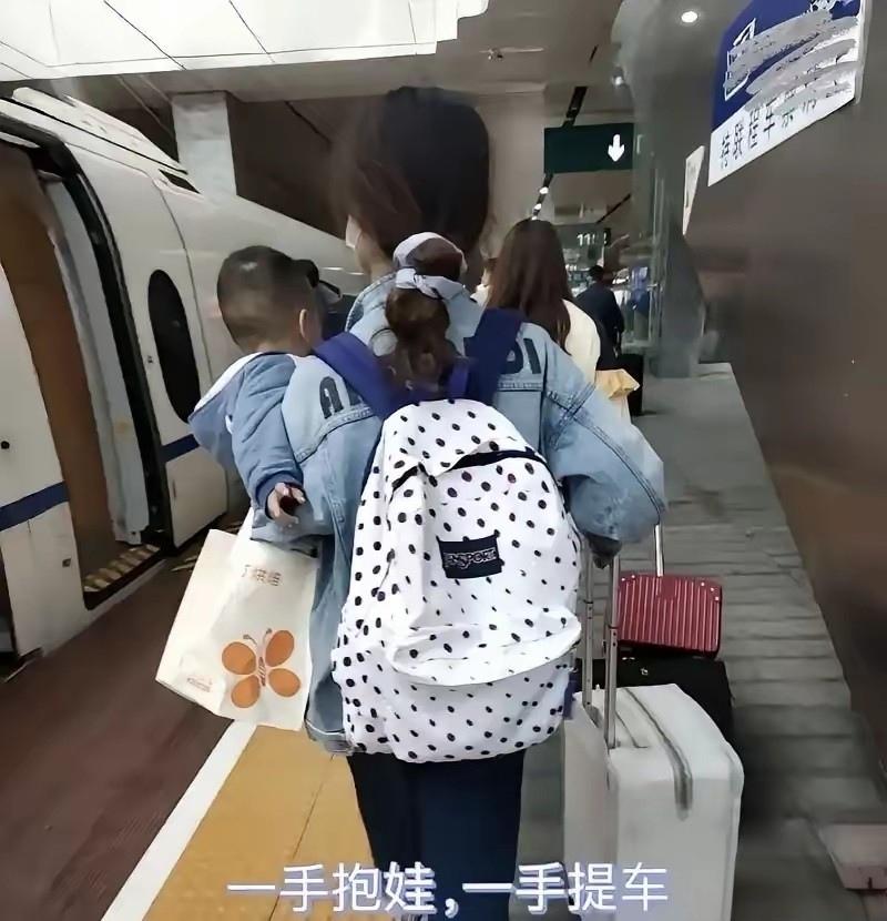 花998元买上海到哈尔滨卧铺，上车后竟被告知只到徐州？女子带娃崩溃大哭，列车长一