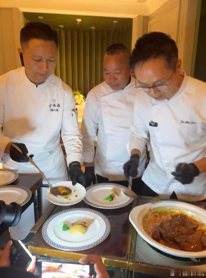 粤菜鸽神居然凑在一起做饭了 金蚝酿乳鸽腿这个搭配太绝了，传统功底加上巧思创新，这