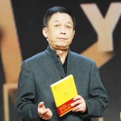 易中天在厦大上课时，一名女生突然站起来冲他大喊:“易老师，我想嫁给你！”在严苛刻