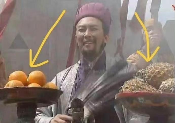 和朋友一起看电视剧《三国演义》。
朋友突然指着电视的吐槽，道：这电视剧一点都不严