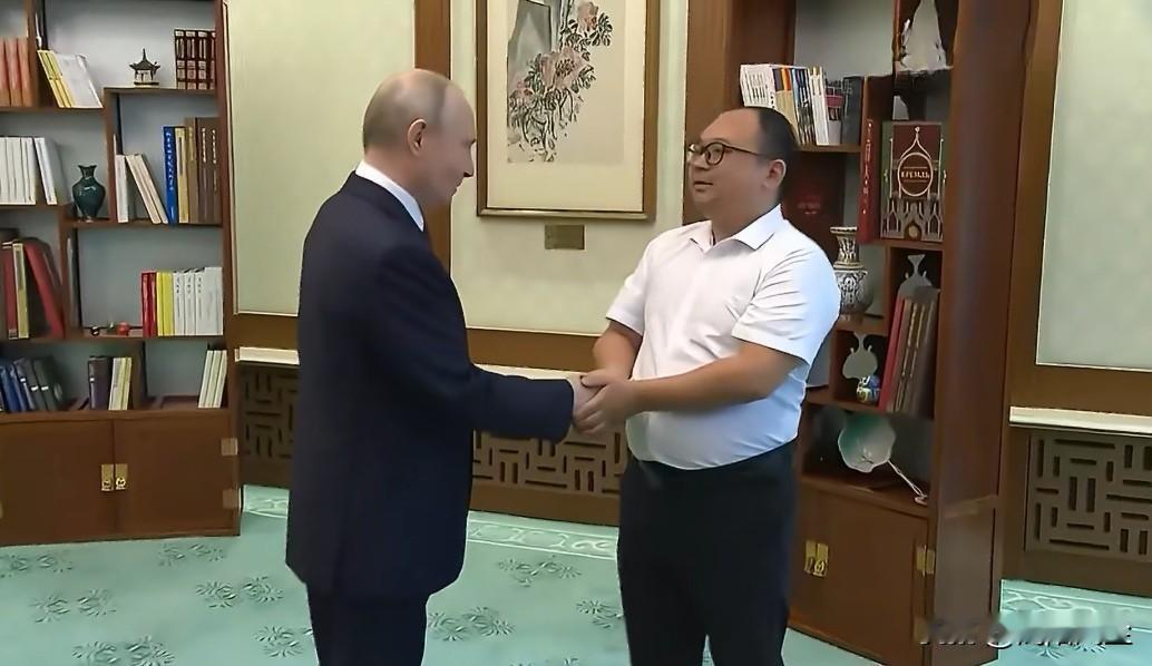 26年前普京访华在北海公园偶遇一小男孩，轻吻额头留下经典合影，26年后两人再次见