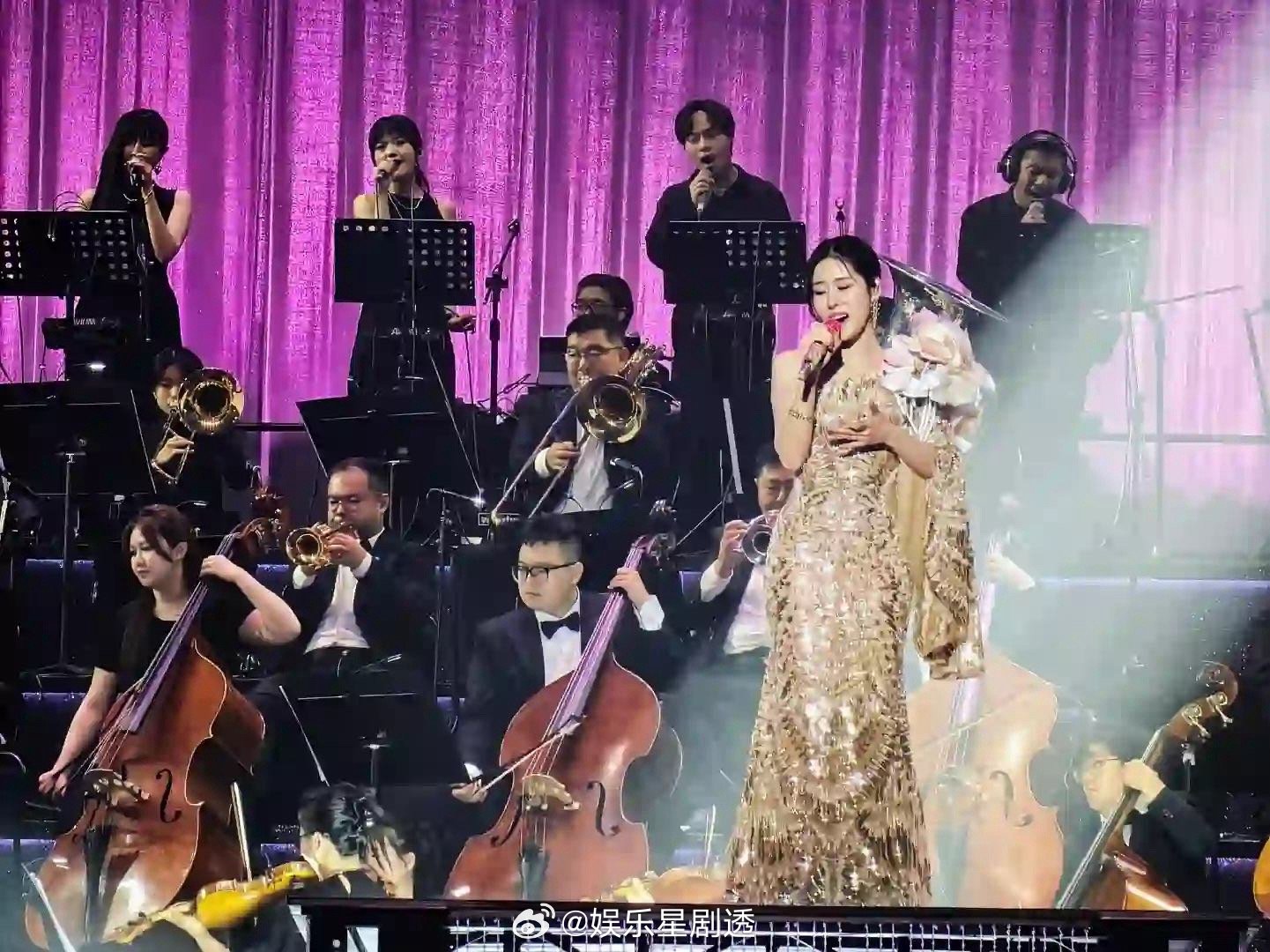 张碧晨演唱会万人大合唱张碧晨香港演唱会万人大合唱《不要忘记我爱你》的场面简直太盛