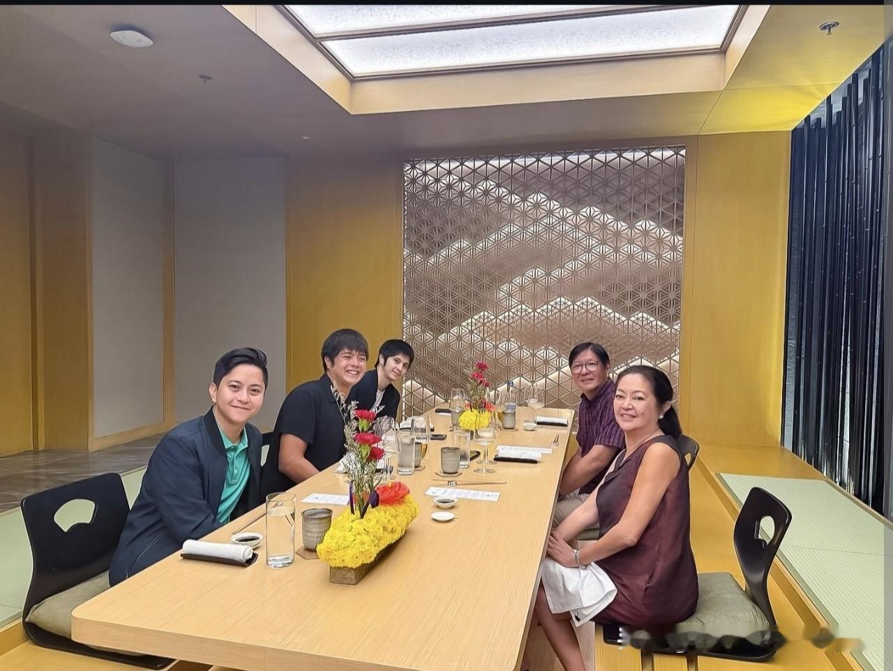 菲律宾总统小马科斯一家人餐厅用餐照。小马科斯与妻子丽莎1998年在纽约相识，意大