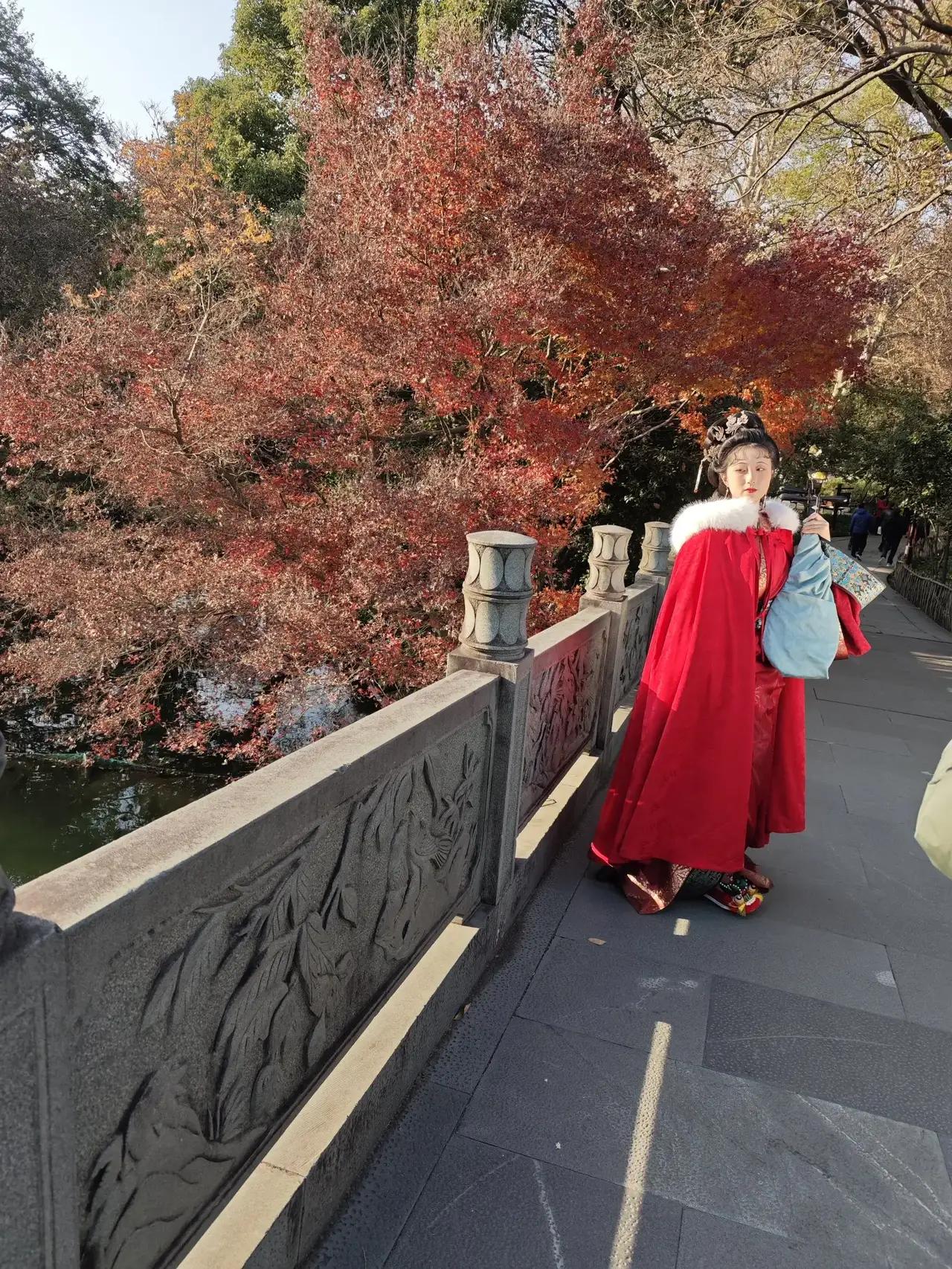 杭州西湖美景自不必说，可当我看到出现在花港观鱼小桥上的林黛玉更是让我吃惊。

仔